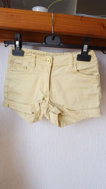 Short jaune