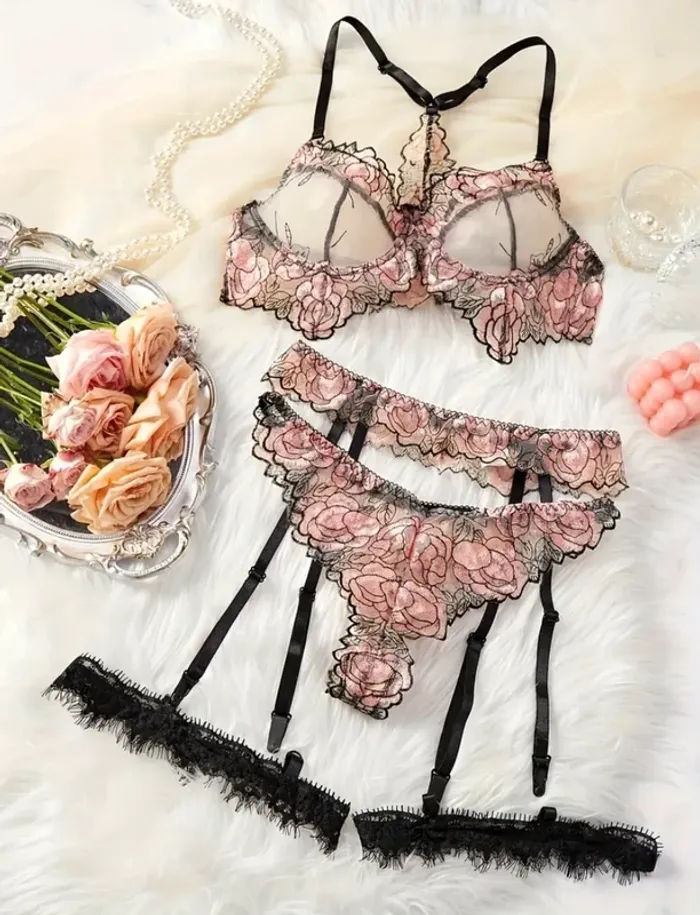 Ensemble de lingerie élégant pour femmes avec broderie florale