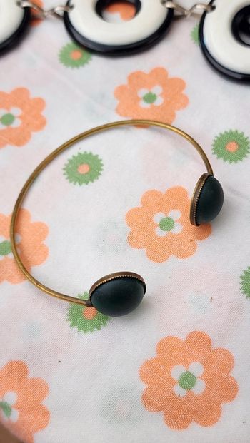 Adorable bracelet jonc vintage annees 80s doré et vert bouteille