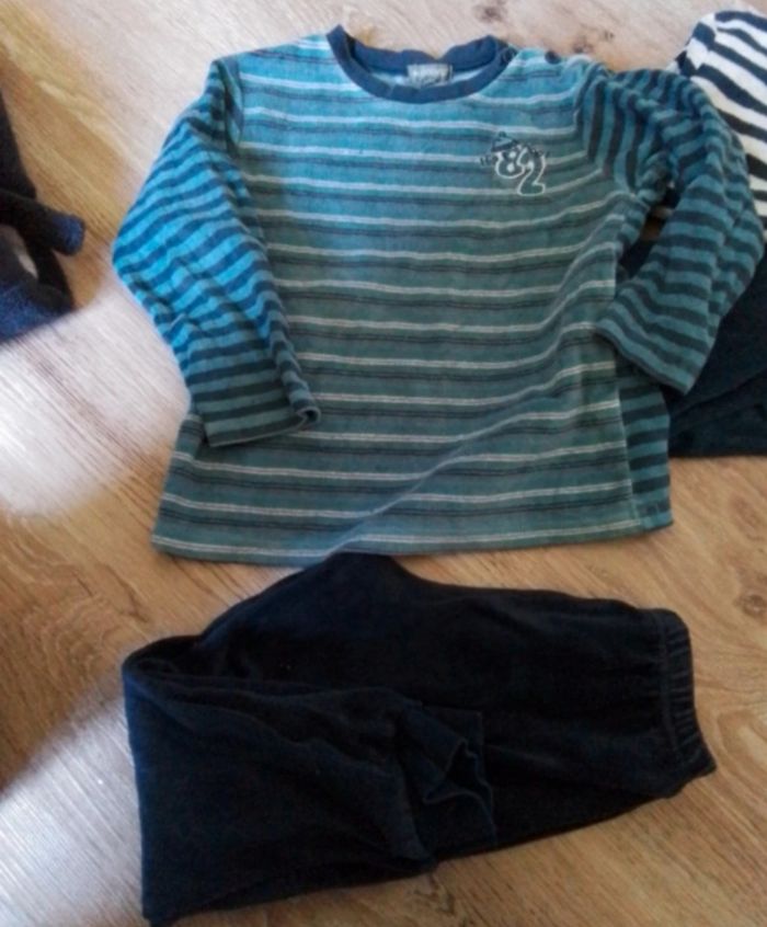 Pyjamas et peignoir garçon 4 ans bon état - photo numéro 3