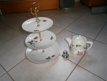 Ensemble à thé et gâteaux en porcelaine