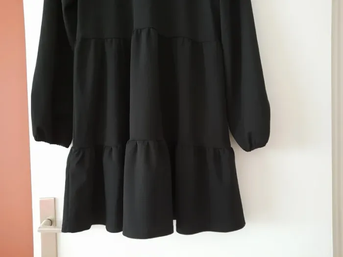 Robe noire forme évasée avec volants Zara - photo numéro 6