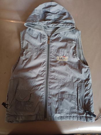 Veste sans manche à capuche