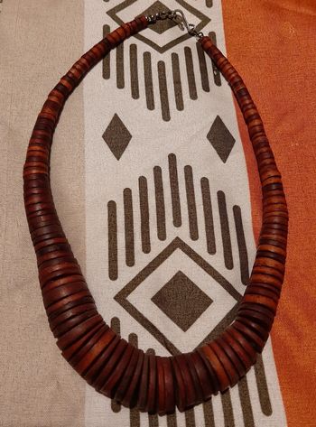 Collier en bois