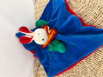 Doudou plat Lapin bleu vert rouge Moulin Roty