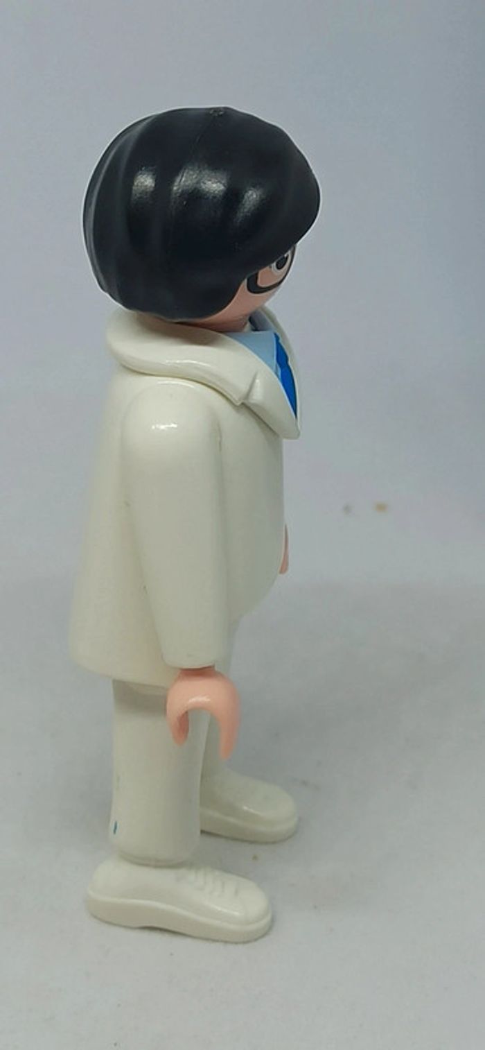 Homme brun avec lunettes et habits blancs playmobil - photo numéro 5