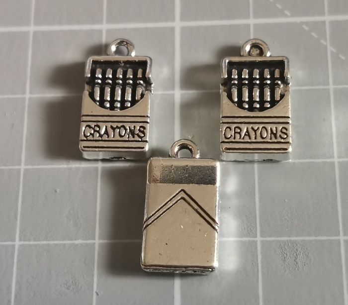 3 x Pendentifs "boîte de crayons" en métal argenté. - photo numéro 4
