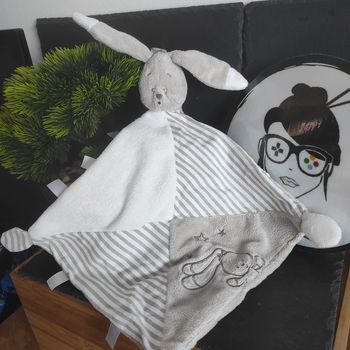 doudou lapin mon carre doudou baby lapinou mouchoir brodé etoile beige ecru rayé creme