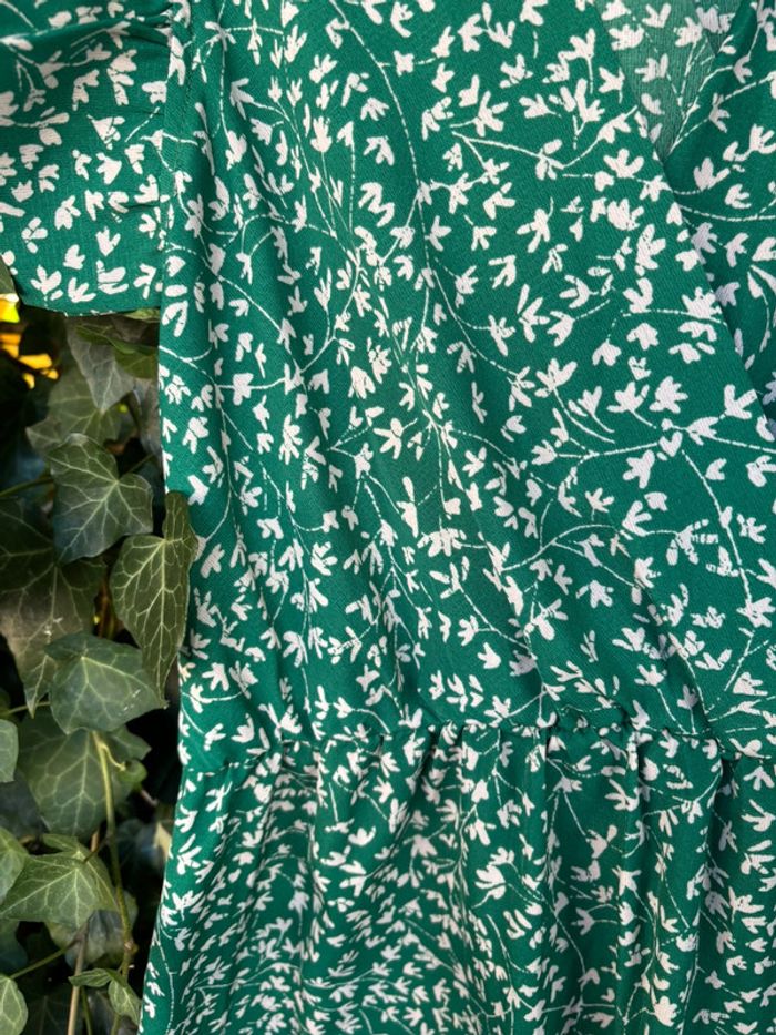 Petite robe verte à fleurs légère et fluide - photo numéro 2
