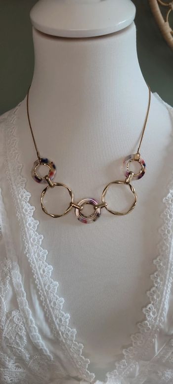 Joli collier doré et rose