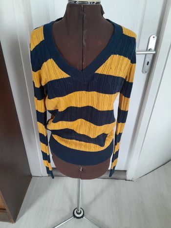 Beau pull col V rayé torsadé G:21