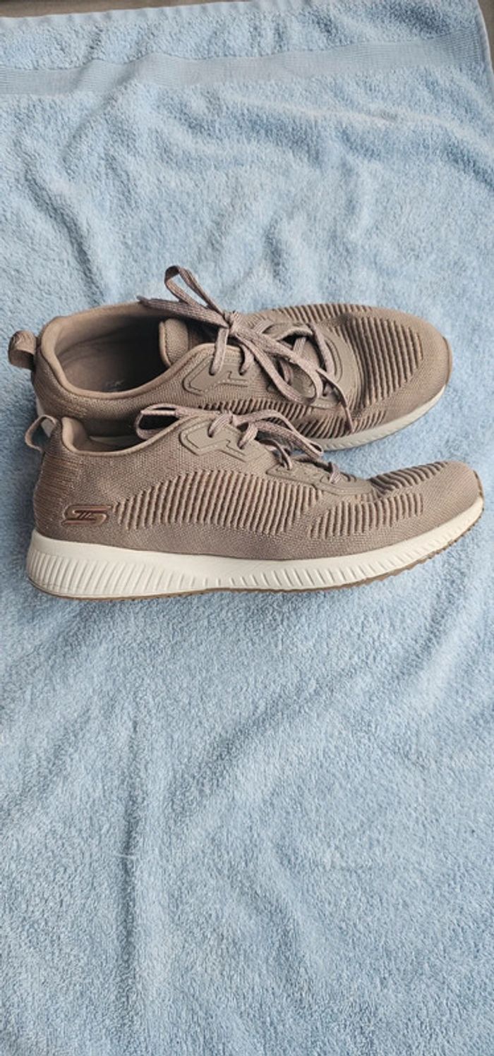 Basket Skechers mémoire de forme pointure 40