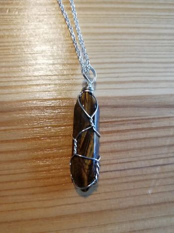 Pendentif et/ou en œil de tigre protecteur et sa chaîne argentée