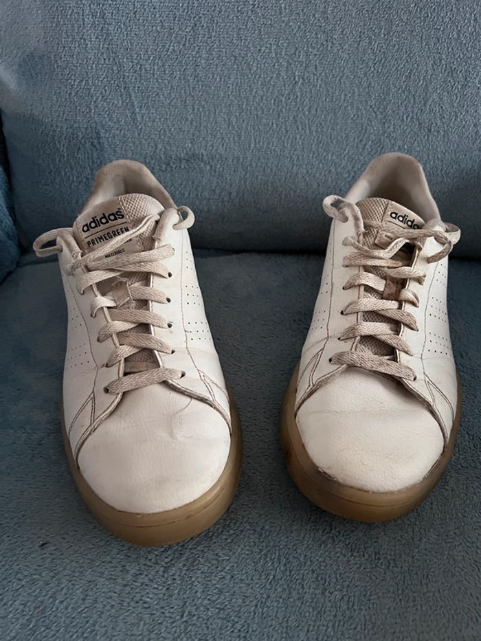 1 paire de baskets blanches Adidas pointure 43 1/4