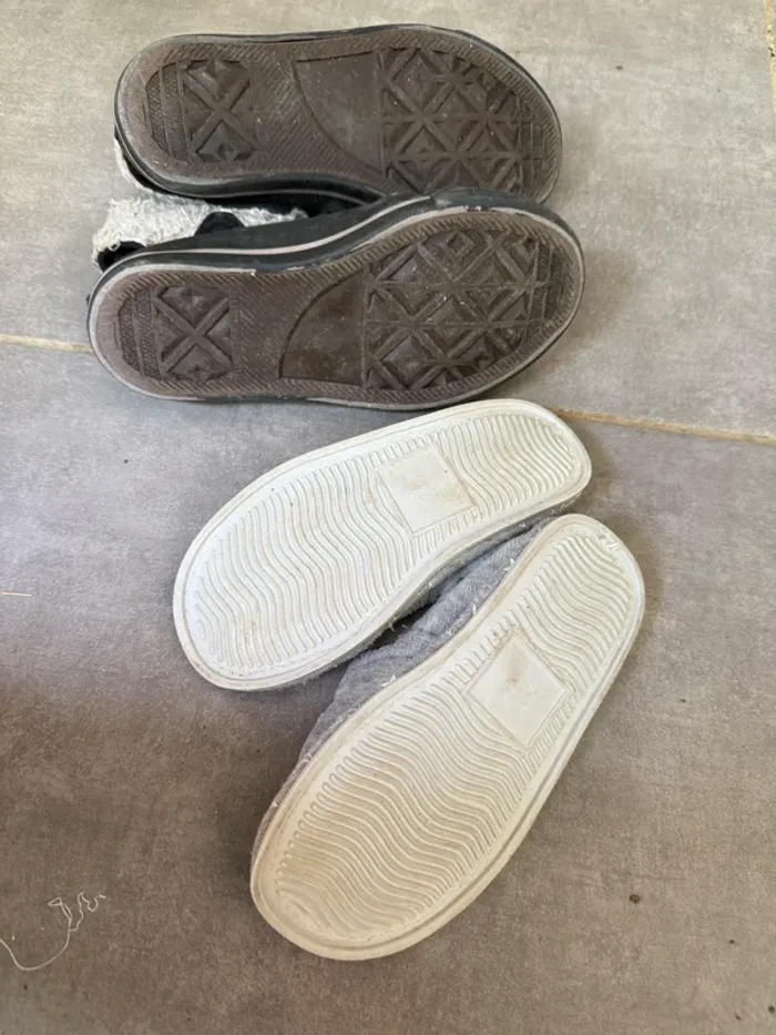 Lot chaussures noires + chaussons gris pointure 24 coloris mixte - photo numéro 4