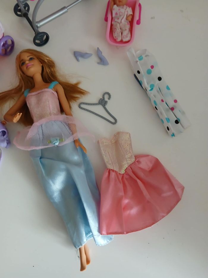 lot Barbie avec bebe et accessoire - photo numéro 2