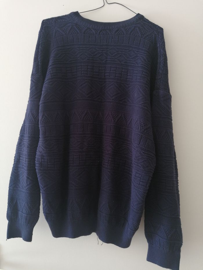 Pull bleu marine avec motifs