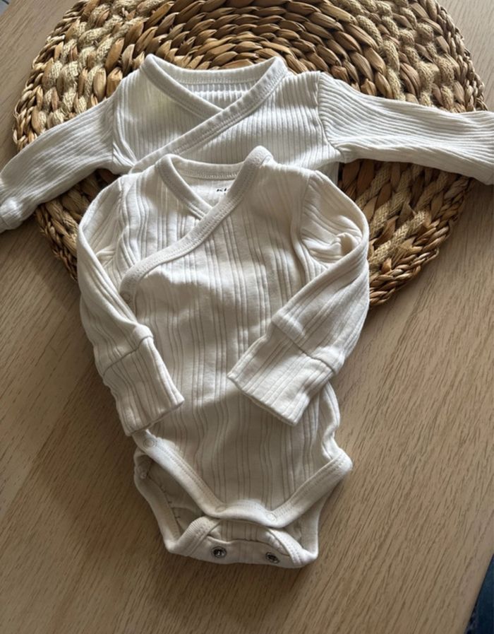 Lot 2 bodies kiabi 1 mois beigne crème 56 cm - photo numéro 2