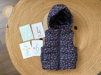Doudoune sans manches bleu marine fleurs liberty H&M 18/24 mois (équivalent 2 ans 1/2)