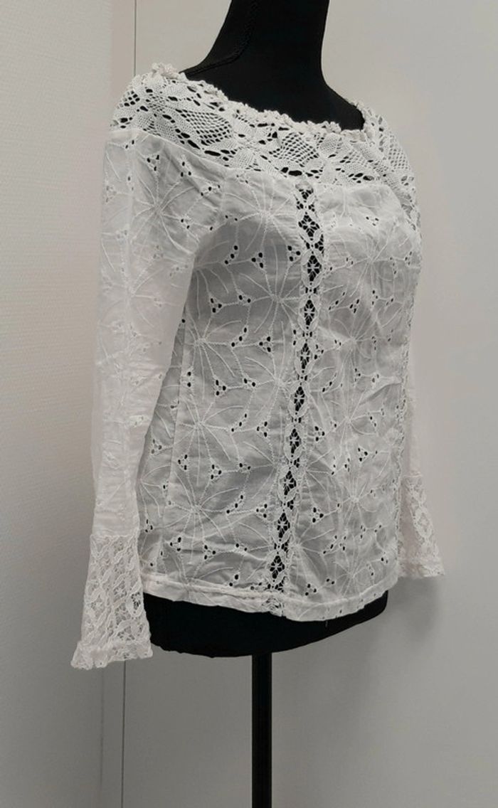 Très jolie blouse en broderie anglaise et dentelle col bateau / Bardot - photo numéro 2