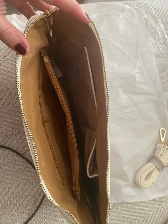 Tres jolie pochette blanche « bouche » NEUVE - photo numéro 3