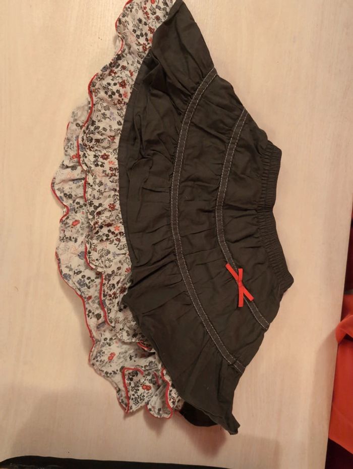 Jupe toute saison 2 ans grise blanche rouge a fleurs