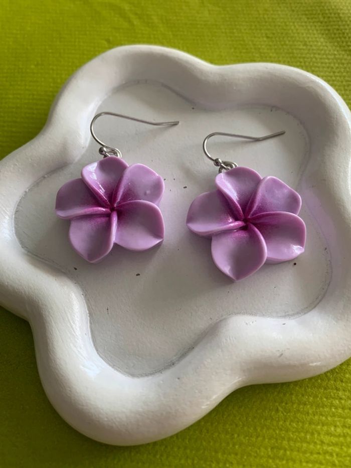 Boucles d’oreilles fleur d’hibiscus violet lilas en résine - photo numéro 2