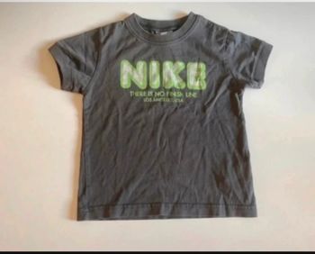 T-shirt à manches courtes bon état pour garçon taille 4 ans