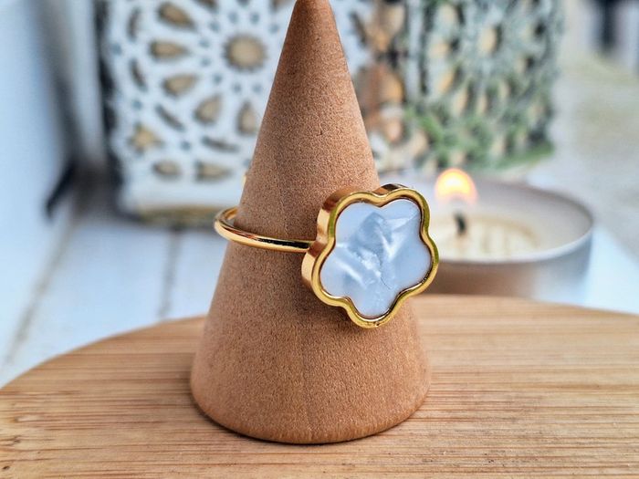 Bague Doré en acier Inoxydable forme de fleur blanche avec du nacre