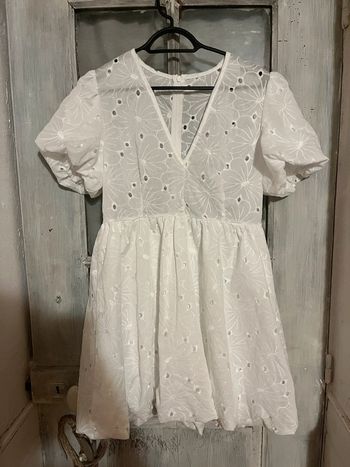 Petite robe en broderie anglaise