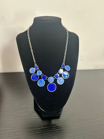 Collier en résine bleu marine et chaîne argenté 
