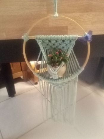 Suspension en macramé avec fausse plante