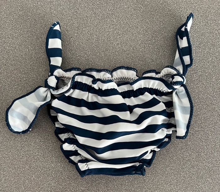 Maillot de bain rayé bleu blanc Hello kitty taille 6 mois - photo numéro 2