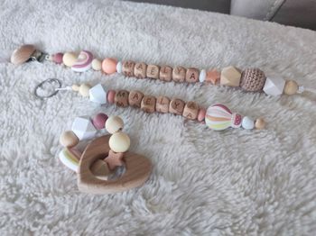 Lot Attache-sucette, hochet, porte-clef