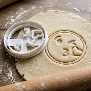 Emporte-pièce Emoji Bisou Coeur - Découpoir Smiley Clin d'Oeil Sablés et Pâte à Sucre