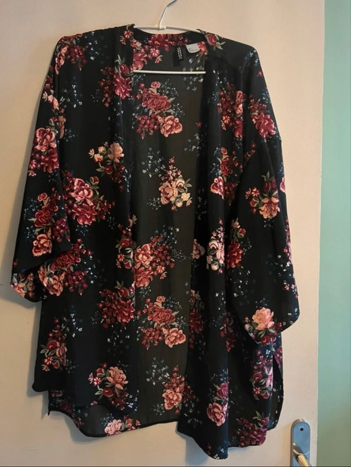 Kimono fleuri noir effet satin - photo numéro 2