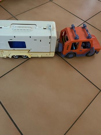 Voiture familiale avec caravane de bluey 