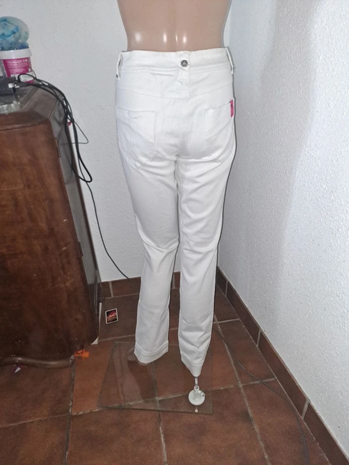 Jean femme taille 42 - photo numéro 2