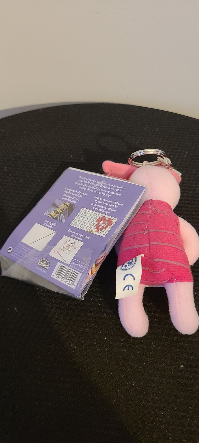 De la série Disney de DMC, cette jolie poupée à broder porte clés porcinet - photo numéro 4