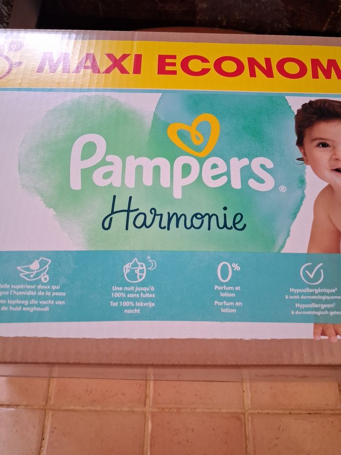 Paquet neuf 96 couches Pampers Harmonie - photo numéro 3