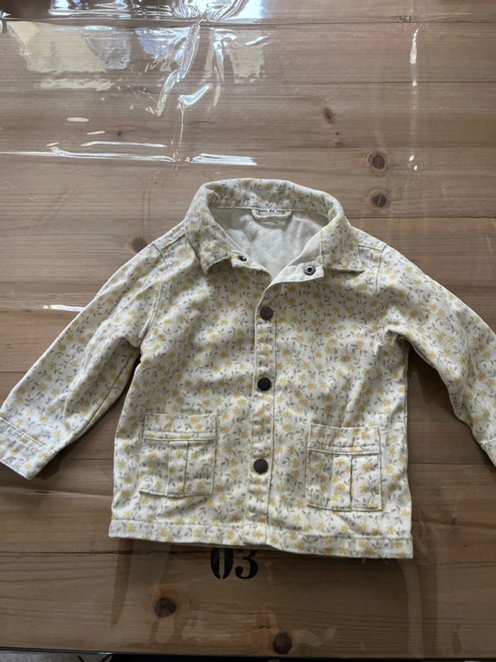 Veste en jean fleuri blanc et jaune