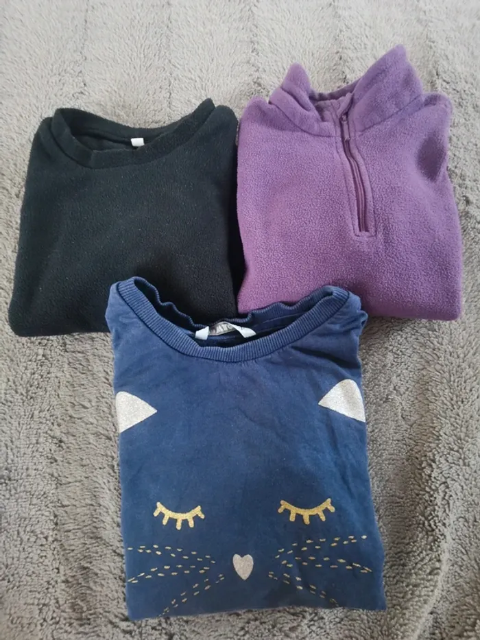 2 polaires et 1 sweat 5 ans