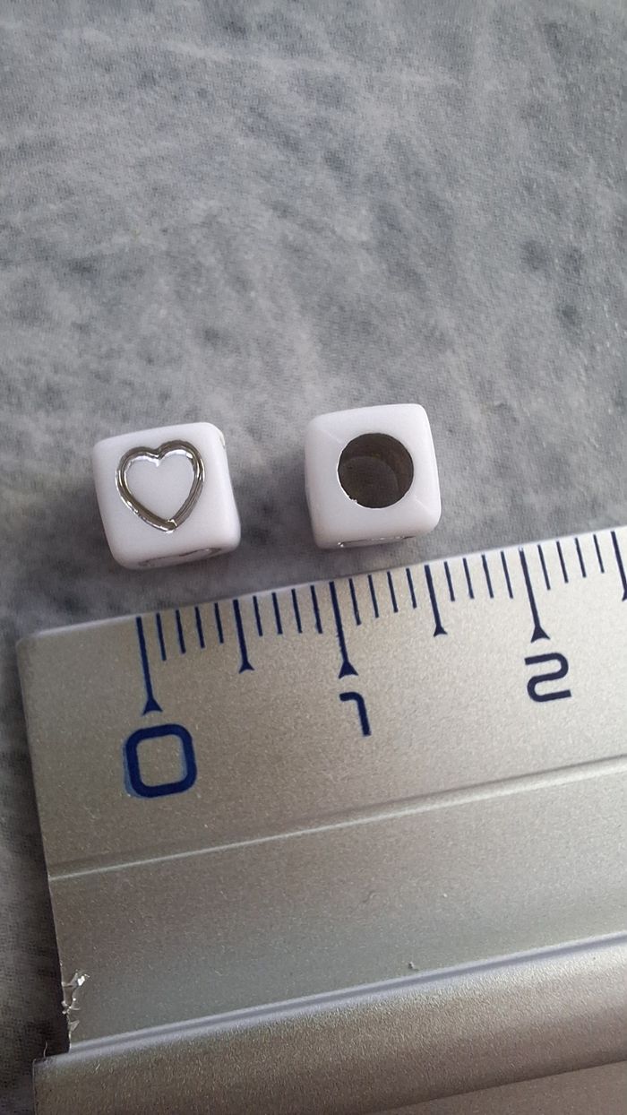 Perles blanches carrées symboles argentés - photo numéro 2