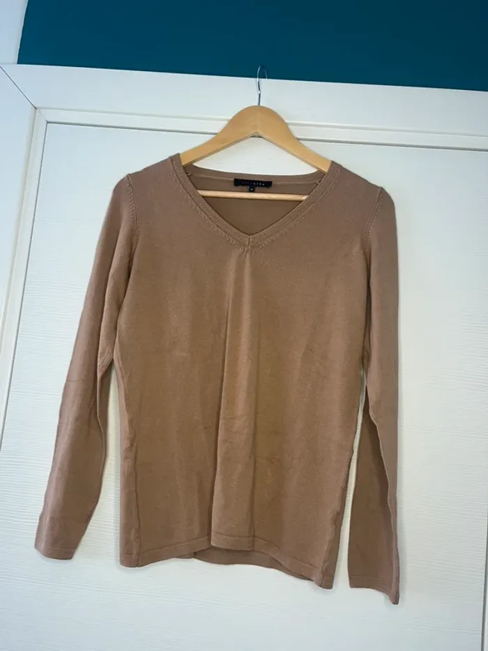 🔹 Pull col V camel – Lola Liza 🔹
