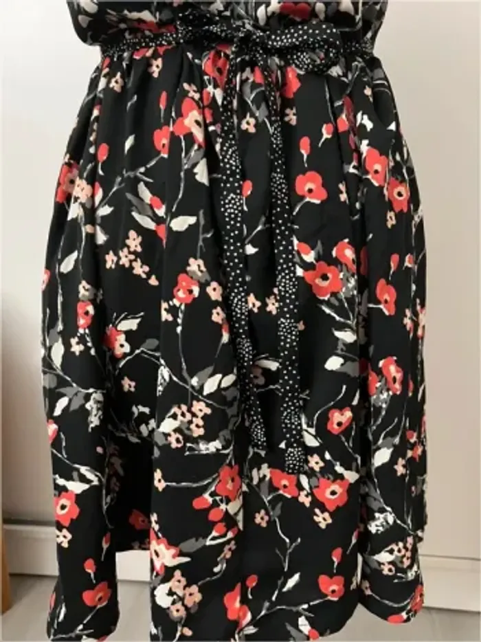 Robe patineuse fleurie noire et rouge New Look - photo numéro 6