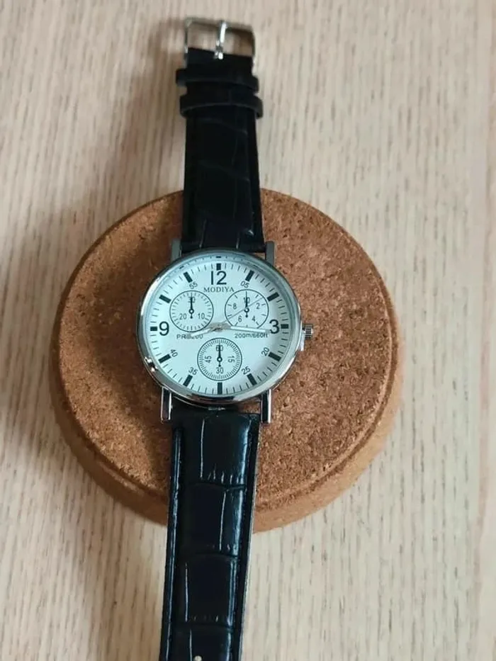 Montre noire, argentée, style vintage-sportif - photo numéro 3