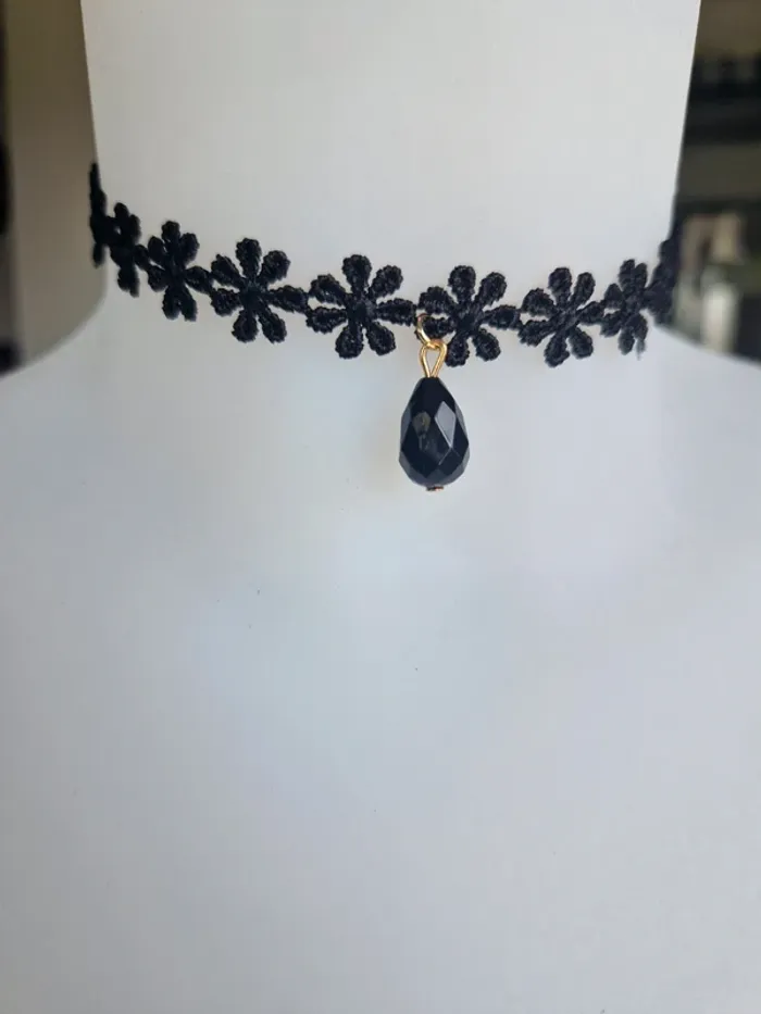 Collier fantaisie ras de cou choker noir avec fleurs et perle