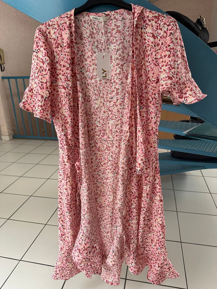 robe portefeuille Taille 36 ONLY fleuri tons rose NEUVE - photo numéro 7