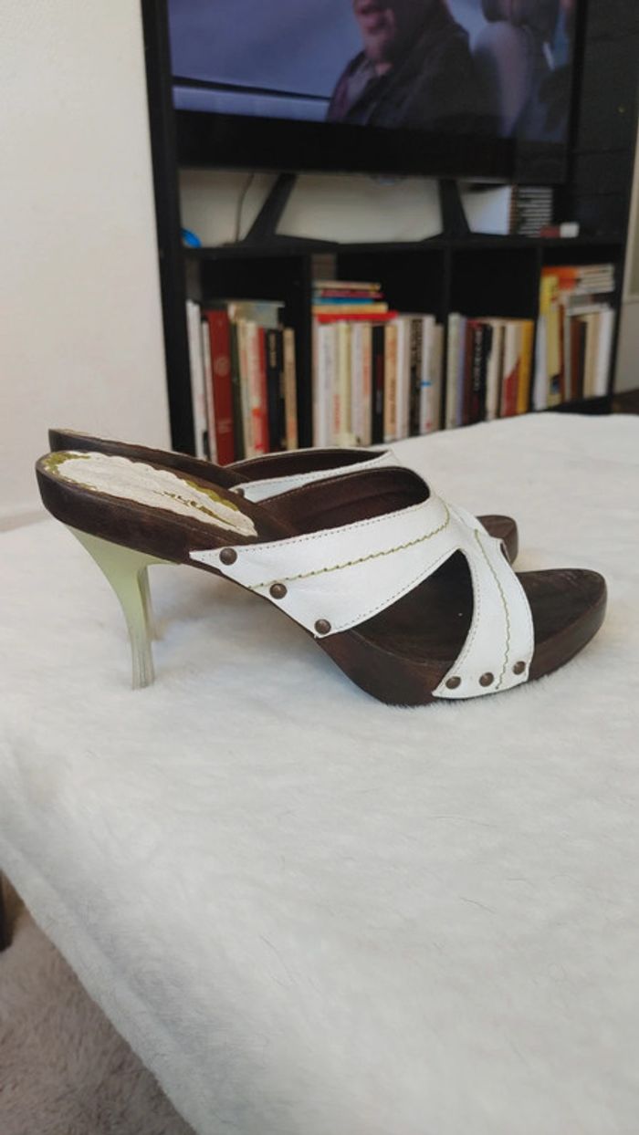 Magnifique mule escarpins vintage ouverts en cuir et bois talon fine transparente - photo numéro 5