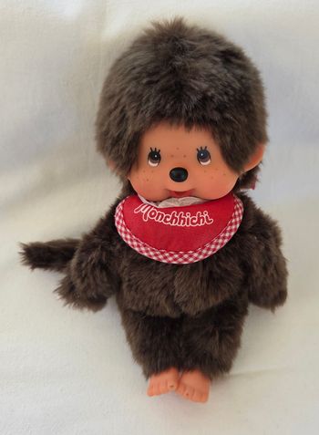 Peluche Kiki avec bavoir rouge - Monchhichi